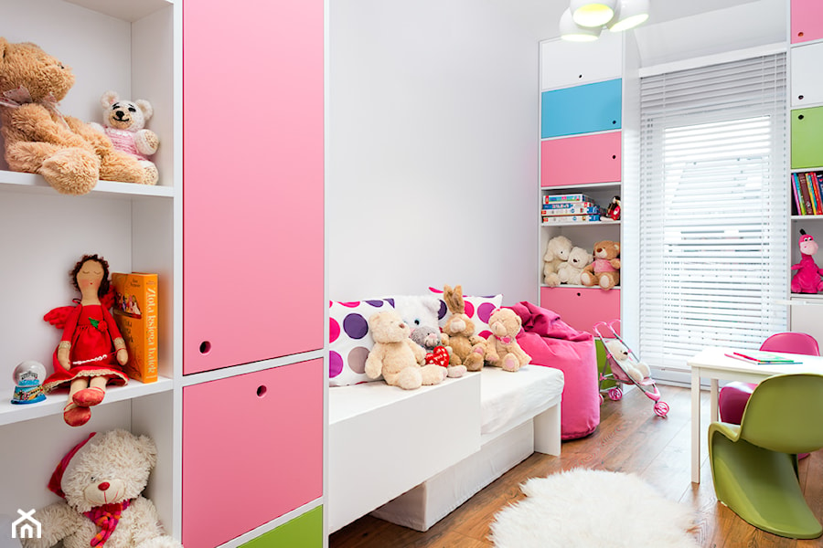 szeregówka po duńsku - Mały biały pokój dziecka dla dziecka dla dziewczynki, styl skandynawski - zdjęcie od RedCubeDesign projektowanie wnętrz