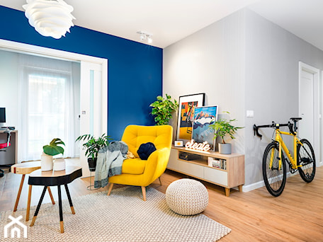 Aranżacje wnętrz - Salon: rowerowe mieszkanie - realizacja - Średni niebieski szary salon, styl skandynawski - RedCubeDesign projektowanie wnętrz. Przeglądaj, dodawaj i zapisuj najlepsze zdjęcia, pomysły i inspiracje designerskie. W bazie mamy już prawie milion fotografii!