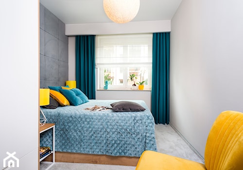 sypialnia w kuchni - Średnia biała szara z panelami tapicerowanymi sypialnia, styl nowoczesny - zdjęcie od RedCubeDesign projektowanie wnętrz