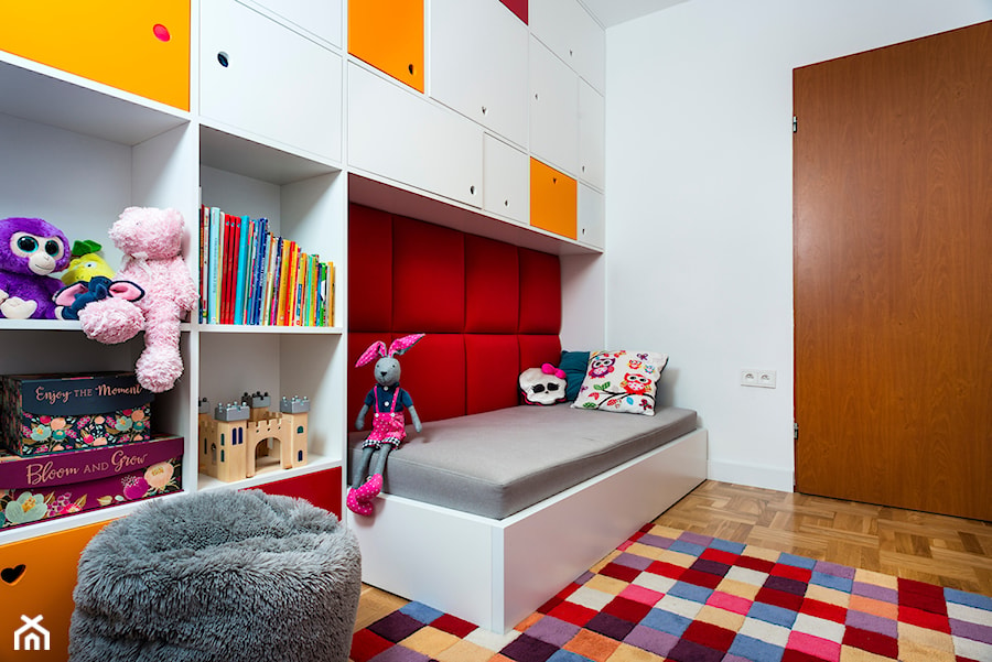 sypialnia w kuchni - Mały biały pokój dziecka dla dziecka dla dziewczynki, styl nowoczesny - zdjęcie od RedCubeDesign projektowanie wnętrz