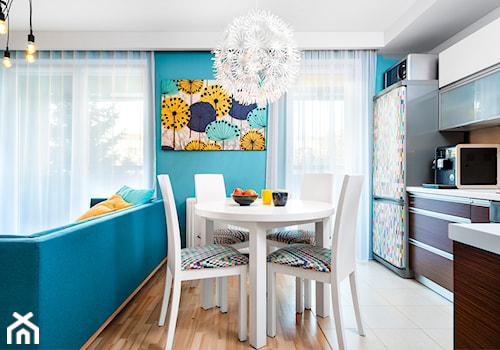 metamorfoza salonu i sypialni - Mała niebieska jadalnia w salonie w kuchni, styl nowoczesny - zdjęcie od RedCubeDesign projektowanie wnętrz