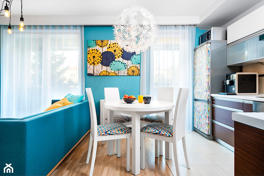 metamorfoza salonu i sypialni - Mała niebieska jadalnia w salonie w kuchni, styl nowoczesny - zdjęcie od RedCubeDesign projektowanie wnętrz