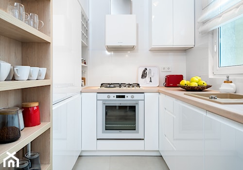 mieszkanko na Biskupinie - Mała zamknięta biała z zabudowaną lodówką z podblatowym zlewozmywakiem kuchnia w kształcie litery u, styl nowoczesny - zdjęcie od RedCubeDesign projektowanie wnętrz