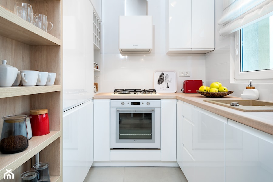 mieszkanko na Biskupinie - Mała zamknięta biała z zabudowaną lodówką z podblatowym zlewozmywakiem kuchnia w kształcie litery u, styl nowoczesny - zdjęcie od RedCubeDesign projektowanie wnętrz