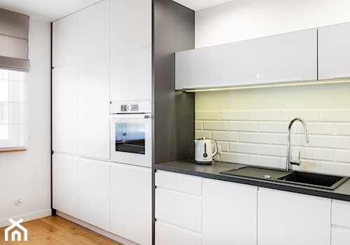 biało, szaro, przytulnie - Średnia otwarta biała z zabudowaną lodówką z nablatowym zlewozmywakiem kuchnia jednorzędowa, styl skandynawski - zdjęcie od RedCubeDesign projektowanie wnętrz
