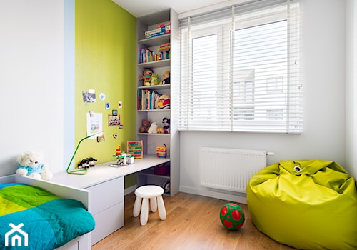 biało, szaro, przytulnie - Średni biały niebieski zielony pokój dziecka dla dziecka dla chłopca dla dziewczynki, styl skandynawski - zdjęcie od RedCubeDesign projektowanie wnętrz