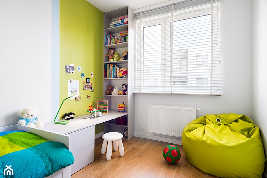 biało, szaro, przytulnie - Średni biały niebieski zielony pokój dziecka dla dziecka dla chłopca dla dziewczynki, styl skandynawski - zdjęcie od RedCubeDesign projektowanie wnętrz