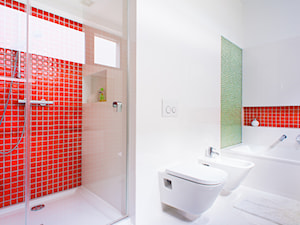 biało-czarny domek - Duża łazienka z oknem, styl minimalistyczny - zdjęcie od RedCubeDesign projektowanie wnętrz