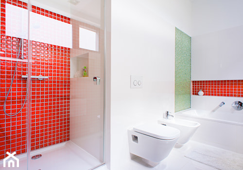 biało-czarny domek - Duża łazienka z oknem, styl minimalistyczny - zdjęcie od RedCubeDesign projektowanie wnętrz