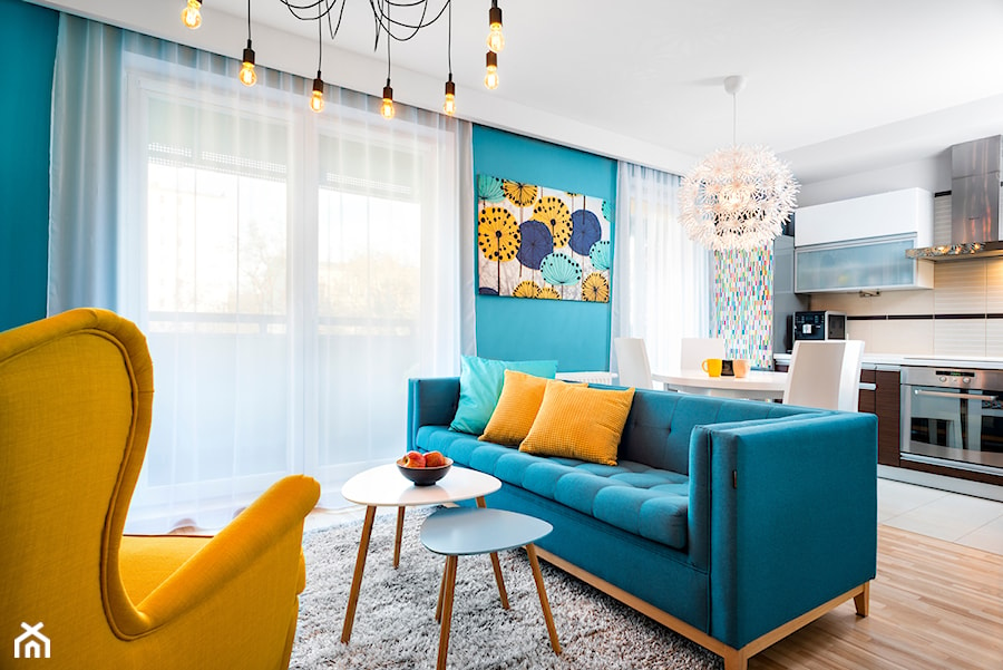 metamorfoza salonu i sypialni - Mały niebieski salon z kuchnią z jadalnią, styl nowoczesny - zdjęcie od RedCubeDesign projektowanie wnętrz