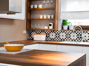 szeregówka po duńsku - Mała otwarta beżowa biała brązowa z podblatowym zlewozmywakiem kuchnia w kształcie litery u z wyspą lub półwyspem, styl skandynawski - zdjęcie od RedCubeDesign projektowanie wnętrz