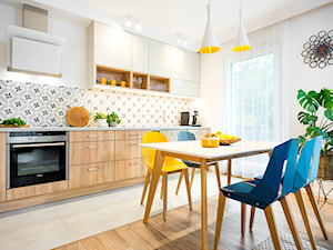 rowerowe mieszkanie - realizacja - Średnia z salonem biała z zabudowaną lodówką z podblatowym zlewozmywakiem kuchnia jednorzędowa z oknem, styl skandynawski - zdjęcie od RedCubeDesign projektowanie wnętrz