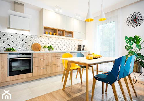 rowerowe mieszkanie - realizacja - Średnia z salonem biała z zabudowaną lodówką z podblatowym zlewozmywakiem kuchnia jednorzędowa z oknem, styl skandynawski - zdjęcie od RedCubeDesign projektowanie wnętrz