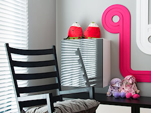 biało-czarny domek - Mały szary pokój dziecka dla dziecka dla chłopca dla dziewczynki, styl minimalistyczny - zdjęcie od RedCubeDesign projektowanie wnętrz