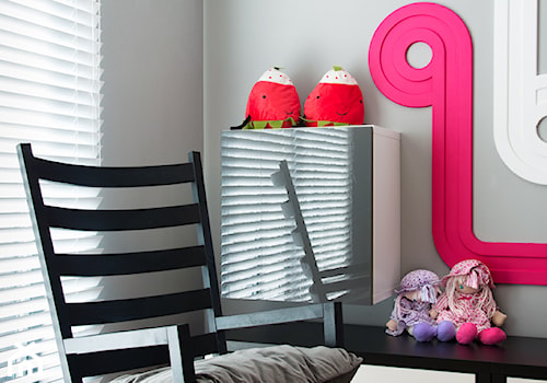 biało-czarny domek - Mały szary pokój dziecka dla dziecka dla chłopca dla dziewczynki, styl minimalistyczny - zdjęcie od RedCubeDesign projektowanie wnętrz