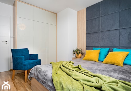 metamorfoza salonu i sypialni - Średnia biała sypialnia, styl nowoczesny - zdjęcie od RedCubeDesign projektowanie wnętrz