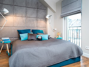 szeregówka po duńsku - Średnia biała sypialnia na poddaszu z balkonem / tarasem, styl skandynawski - zdjęcie od RedCubeDesign projektowanie wnętrz