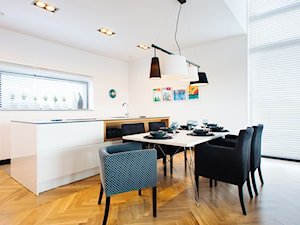 biało-czarny domek - Średnia biała jadalnia w kuchni, styl minimalistyczny - zdjęcie od RedCubeDesign projektowanie wnętrz