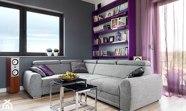 nowoczesny szaro-fioletowy salon w bloku