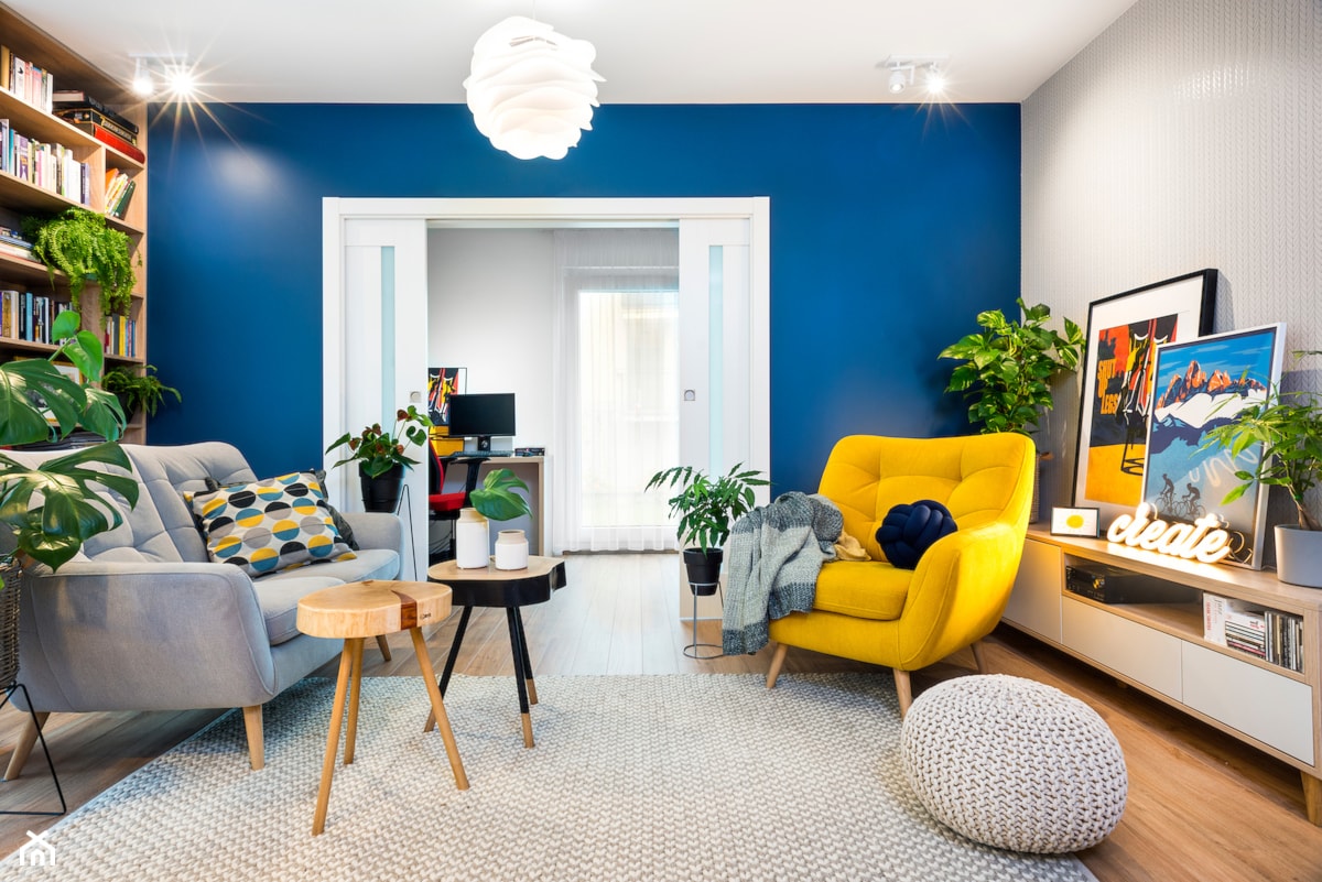 rowerowe mieszkanie - realizacja - Mały niebieski szary salon, styl skandynawski - zdjęcie od RedCubeDesign projektowanie wnętrz - Homebook