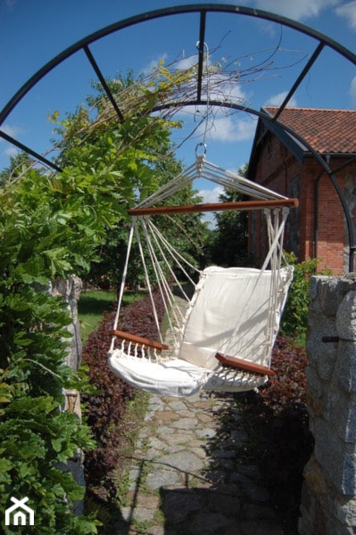 Średni z kamienną nawierzchnią ogród za domem z pergolą z huśtawką - zdjęcie od 9design - Homebook
