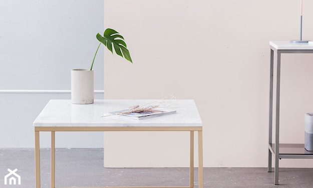 stolik drewniany z białym blatem w salonie 