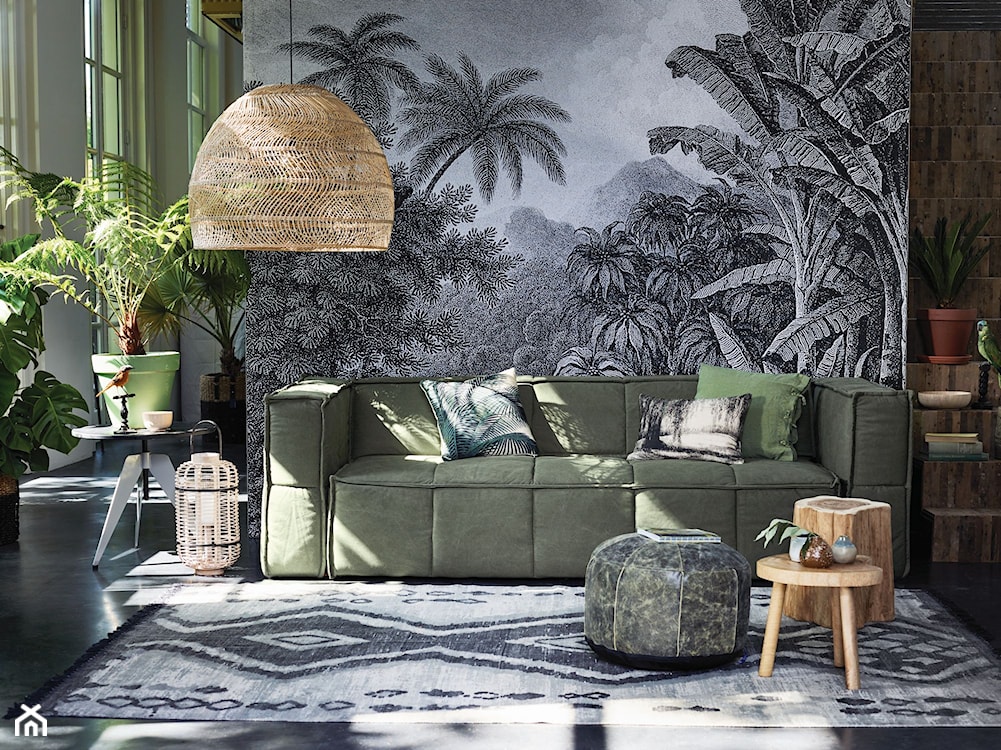 tapeta dżungla, zielona sofa, rattanowa lampa