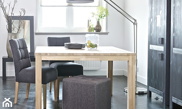 szara lampa podłogowa, drewniany stół
