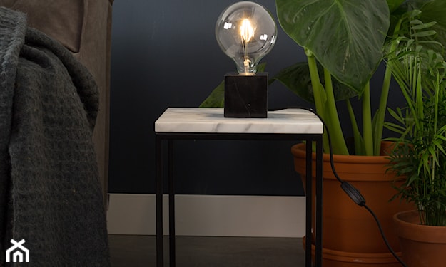 lampka żarówka na stoliku z marmurowym blatem