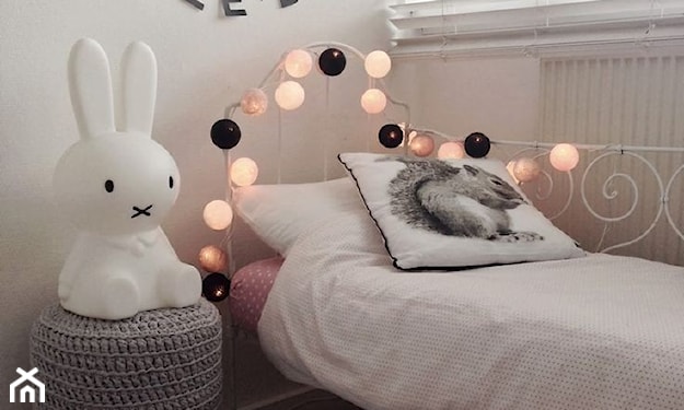 łóżko z metalową ramą, szary taboret, cotton balls, poduszka z wiewiórką