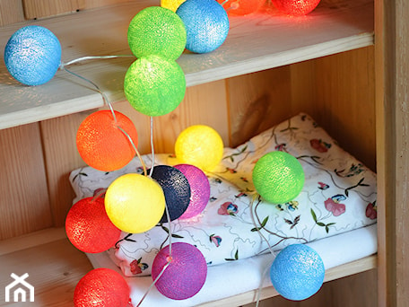 Aranżacje wnętrz - Pokój dziecka: Rainbow Girlanda Cotton Ball Lights - Outlab. Przeglądaj, dodawaj i zapisuj najlepsze zdjęcia, pomysły i inspiracje designerskie. W bazie mamy już prawie milion fotografii!