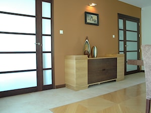 WOMEB- WYTWÓRNIA MEBLI - Średnia brązowa szara jadalnia jako osobne pomieszczenie - zdjęcie od WOMEB-Producent mebli