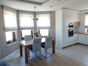 Dom jednorodzinny w Radomiu Borki - Średnia beżowa biała jadalnia w kuchni, styl nowoczesny - zdjęcie od Wnętrza Dabińska