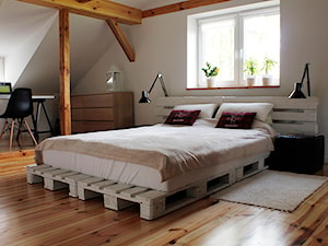 Adaptacja poddasza - Średnia biała z biurkiem sypialnia na poddaszu, styl skandynawski - zdjęcie od Wnętrza Dabińska