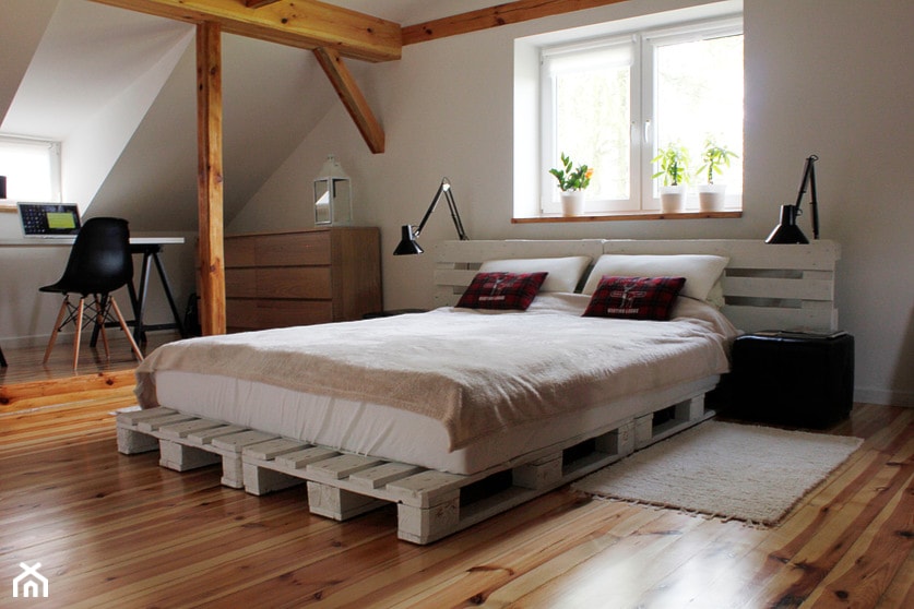 Adaptacja poddasza - Średnia biała z biurkiem sypialnia na poddaszu, styl skandynawski - zdjęcie od Wnętrza Dabińska