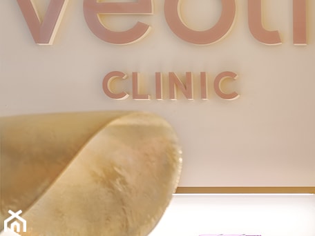 Aranżacje wnętrz - Wnętrza publiczne: Klinika medycyny estetycznej - Veoli Clinic - Wnętrza publiczne, styl glamour - Dobra Forma. Przeglądaj, dodawaj i zapisuj najlepsze zdjęcia, pomysły i inspiracje designerskie. W bazie mamy już prawie milion fotografii!