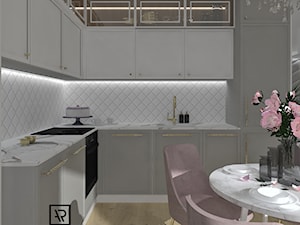 Salon z kuchnią 12 - Mała z salonem z kamiennym blatem biała z zabudowaną lodówką z podblatowym zlewozmywakiem kuchnia w kształcie litery l, styl glamour - zdjęcie od Anna Romik Architektura Wnętrz