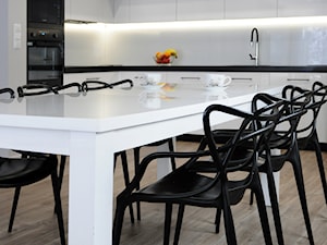 Realizacja salon z kuchnią i łazienka - Średnia otwarta z kamiennym blatem biała z zabudowaną lodówką kuchnia w kształcie litery l, styl nowoczesny - zdjęcie od Anna Romik Architektura Wnętrz