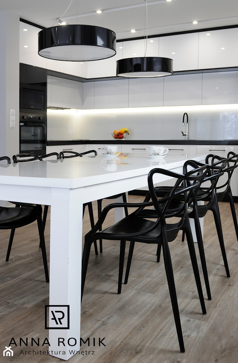 Realizacja salon z kuchnią i łazienka - Średnia otwarta z kamiennym blatem biała z zabudowaną lodówką kuchnia w kształcie litery l, styl nowoczesny - zdjęcie od Anna Romik Architektura Wnętrz