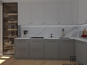 Kuchnia 7 - Średnia otwarta biała z zabudowaną lodówką z podblatowym zlewozmywakiem kuchnia w kształcie litery l z kompozytem na ścianie nad blatem kuchennym, styl glamour - zdjęcie od Anna Romik Architektura Wnętrz