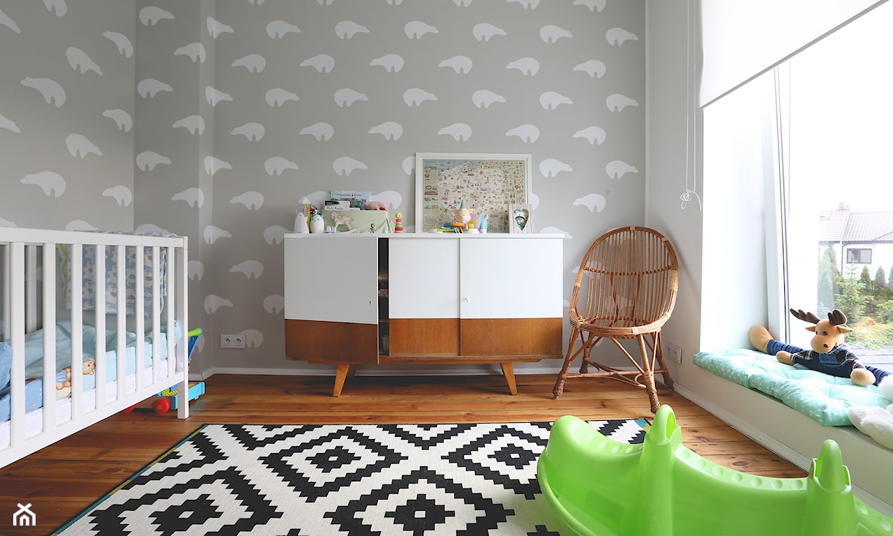 biało-czarny dywan w geometryczne wzory w pokoju dziecka