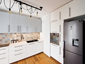 Apartament w Gdańsku - Duża otwarta biała z lodówką wolnostojącą kuchnia w kształcie litery l, styl nowoczesny - zdjęcie od Kasia Gal