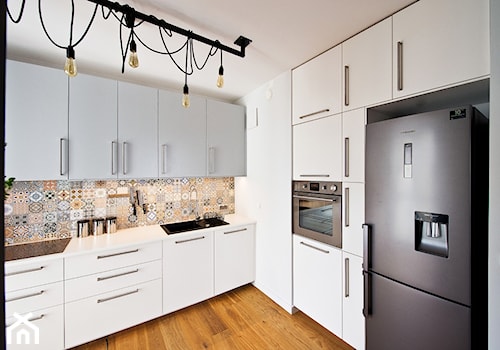 Apartament w Gdańsku - Duża otwarta biała z lodówką wolnostojącą kuchnia w kształcie litery l, styl nowoczesny - zdjęcie od Kasia Gal