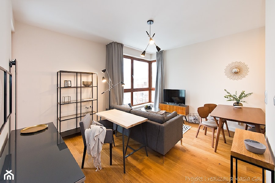 Dwupokojowe mieszkanie na osiedlu Garnizon w Gdańsku - Średni beżowy biały salon z jadalnią, styl nowoczesny - zdjęcie od Kasia Gal