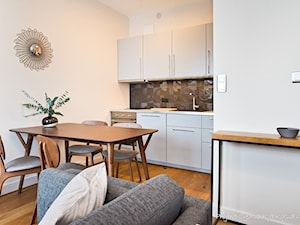 Dwupokojowe mieszkanie na osiedlu Garnizon w Gdańsku - Mała otwarta z salonem biała szara kuchnia jednorzędowa, styl nowoczesny - zdjęcie od Kasia Gal