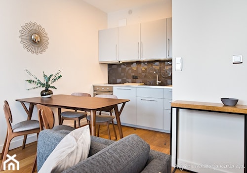 Dwupokojowe mieszkanie na osiedlu Garnizon w Gdańsku - Mała otwarta z salonem biała szara kuchnia jednorzędowa, styl nowoczesny - zdjęcie od Kasia Gal