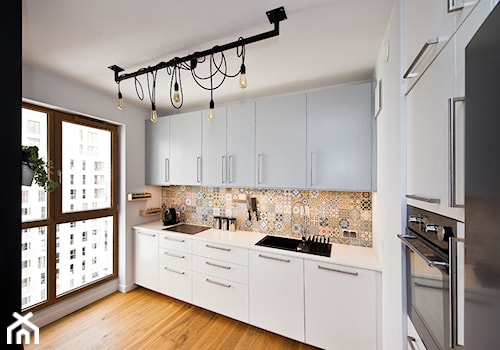 Apartament w Gdańsku - Mała otwarta z salonem biała z zabudowaną lodówką z nablatowym zlewozmywakiem kuchnia jednorzędowa, styl nowoczesny - zdjęcie od Kasia Gal