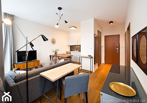 Dwupokojowe mieszkanie na osiedlu Garnizon w Gdańsku - Średni biały salon z kuchnią z jadalnią, styl nowoczesny - zdjęcie od Kasia Gal
