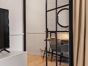 Dwa pokoje z dużą garderobą w ponadczasowym stylu - Mała szara z biurkiem sypialnia, styl nowoczesny - zdjęcie od Kasia Gal