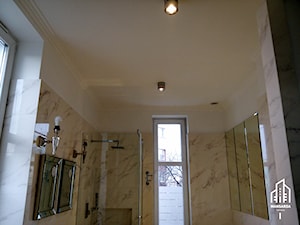 Remont mieszkania w kamienicy. - Średnia z lustrem z punktowym oświetleniem łazienka z oknem - zdjęcie od Mansarda Remonty